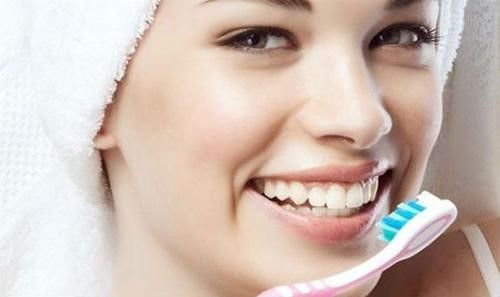 Bạn cần kiêng thực hiện hoạt động đánh răng cho đến khi vùng môi được hồi phục và bong vảy hoàn toàn