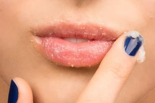 Vaseline được ví như một sản phẩm giúp khóa ẩm (occlusive) thay vì dưỡng ẩm sau khi phun môi
